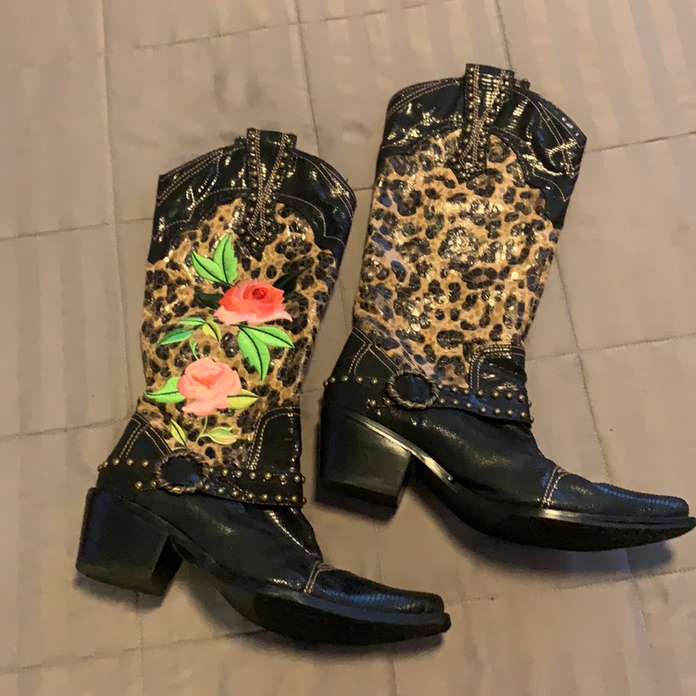 Beautiful Rose and Leopard boots! Size 6. In excellent condition.💕